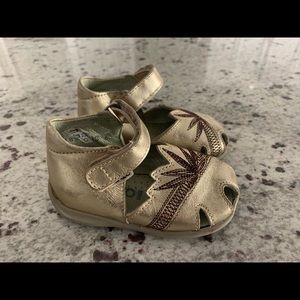 Authentic KENZO Kids Gold Sandals Shoes Sz 20 (4)‎